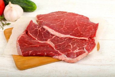 Ham sığır eti biftek yemek için hazır