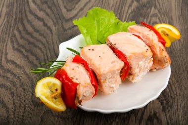 Biber ve limon ile som balığı şiş