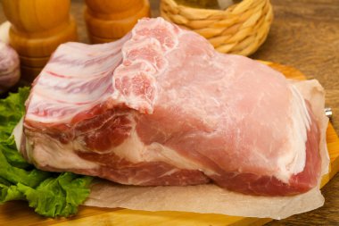 Pişirme için çiğ domuz eti