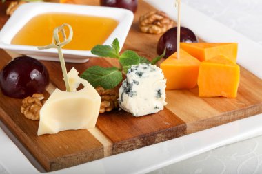 Üzüm, bal ve fındık ile Peynir tabağı karıştırın