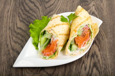 Somon ekmek rulo peynir ile