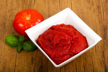 Domates salçası fesleğen yaprakları ile