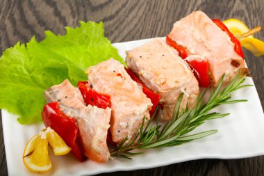 Biber ve limon ile som balığı şiş