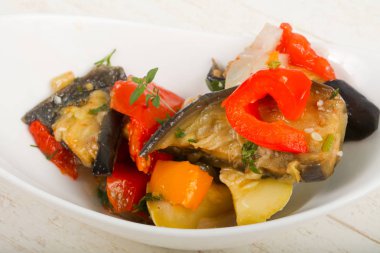 Buğulanmış sebze - patlıcan, domates, biber ve kabak