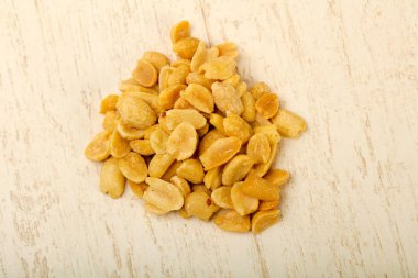 Fıstık öbek üzerinde beyaz masa