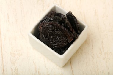 Kuru Erik öbek üzerinde beyaz masa