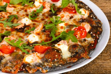 Somonlu pizza ve roka peynirli mozzarella.