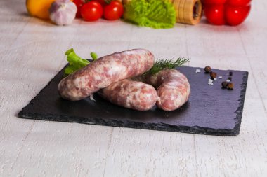 Çiğ domuz sosisi grill için hazır