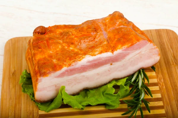 Schweinebraten Mit Salatblättern Und Rosmarin — Stockfoto