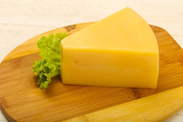 Triângulo Queijo Parmesão Sobre Fundo Madeira — Fotografia de Stock