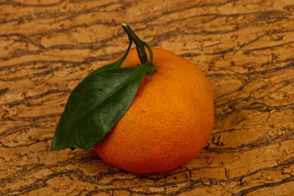 Mandarina Dulce Madura Con Hojas Verdes —  Fotos de Stock