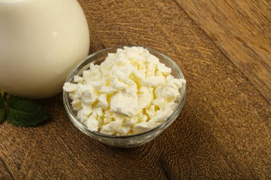 Süzme peynir süt kase