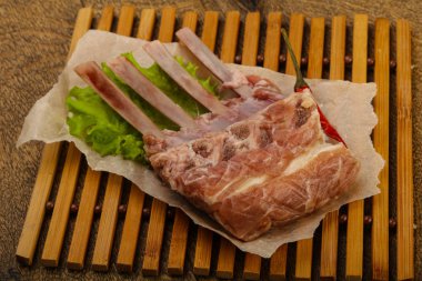 Ham kuzu kaburga ile biber yemek pişirmek için hazır