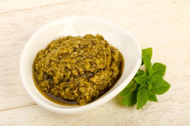 Fesleğenli pesto sos kasede bırakır