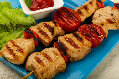 Izgara hindi şiş domates ve biber ile