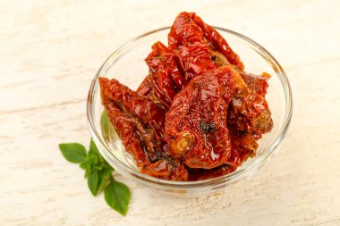 Fesleğen yapraklı kuru domates.