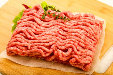 Çiğ kıyma et kekik ve acı biber ile