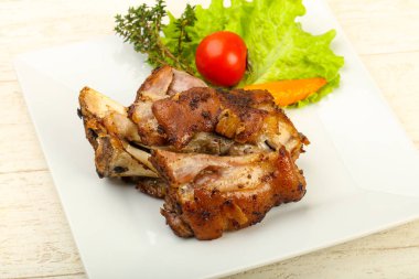 Kavrulmuş domuz diz dijon hardal sos ile