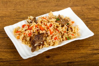 Asya pirinç - et ve havuç ile Plov