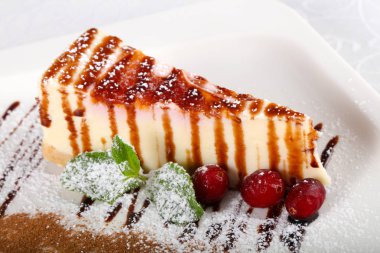 Peynirli kek kiraz ve nane ile