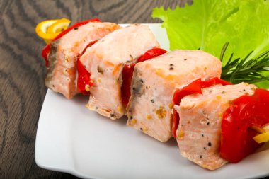 Biber ve limon ile som balığı şiş