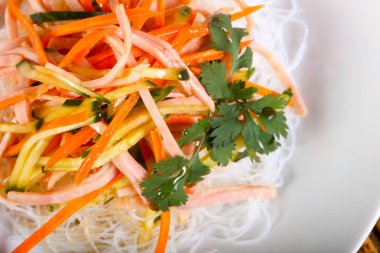 Salata vith şehriye, pastırma ve sebze