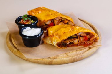 İki soslu tavuklu böreği