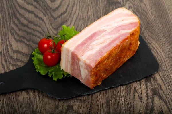 Pancetta Grezza Sfondo Legno — Foto Stock