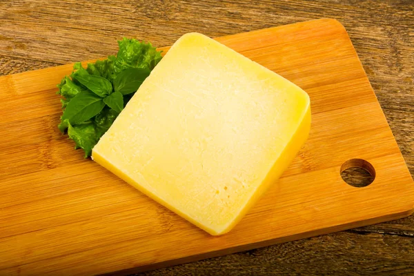 Queso Parmesano Con Hojas Ensalada Albahaca —  Fotos de Stock