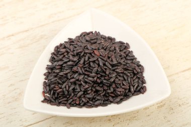 Kase ahşap arka plan üzerinde siyah yabani pirinç