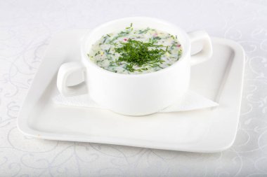 Okroshka çorbası dereotu ile