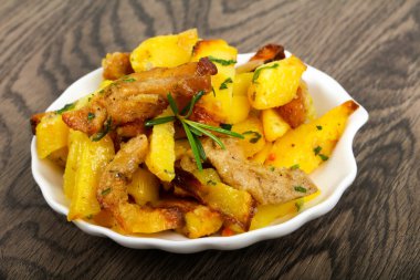 Domuz etli kızarmış patates, biberiye.