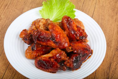 Teriyaki soslu tavuk kanadı.