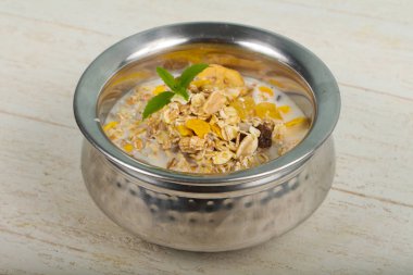 Muz, fındık ve nane ile müsli