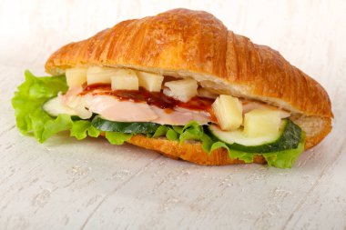 Kruvasan tavuk ve domates ile