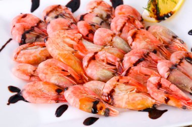 Haşlanmış karides sos ve limon ile