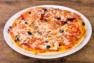 pastırma ve domates pizza