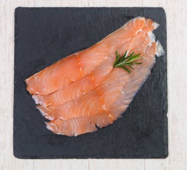 Baharat ile tuzlanmış somon fileto