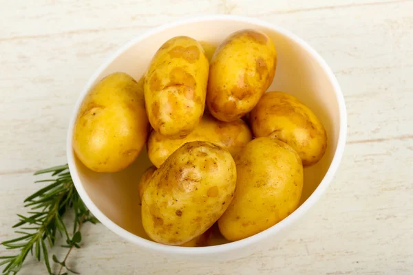 Сырой Картофель Травами — стоковое фото