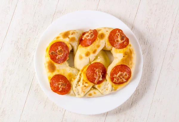 Heta Bakad Kringla Med Salami — Stockfoto