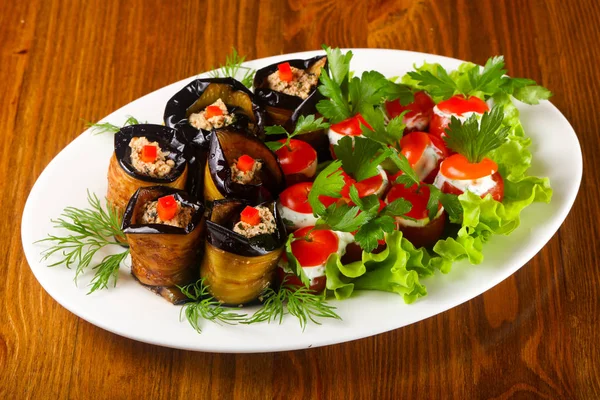 Gevulde Aubergine Tomaat Geserveerd Salade Bladeren — Stockfoto