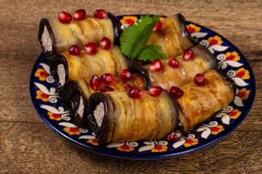 Pomegranet tohumları ile doldurulmuş patlıcan rulo