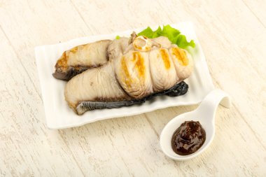 Izgara köpekbalığı biftek biber sos ve salata yaprakları ile