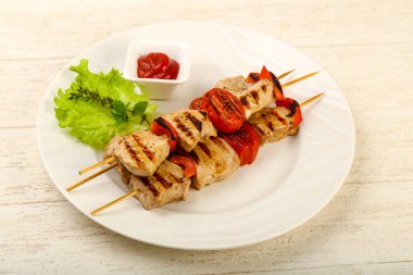 Izgara hindi şiş domates ve biber ile