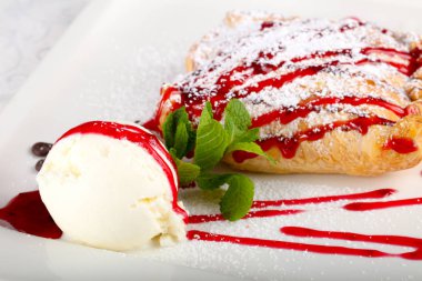 Strudel dondurma ile