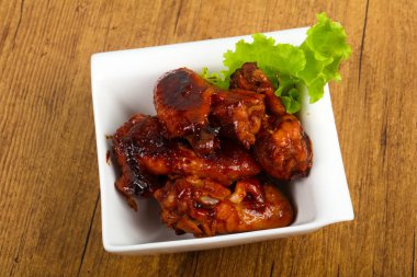 Teriyaki soslu tavuk kanadı.