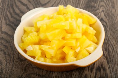 Kabın içinde Konserve ananas