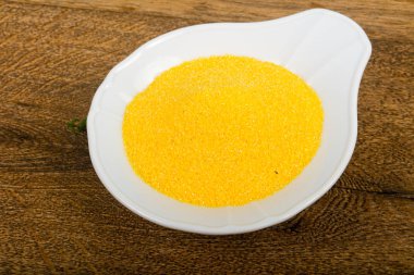 Ham polenta yemek pişirmek için hazır