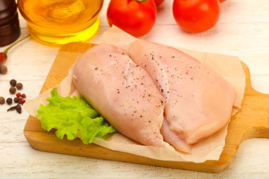 Biber yemek pişirmek için hazır çiğ tavuk göğsü