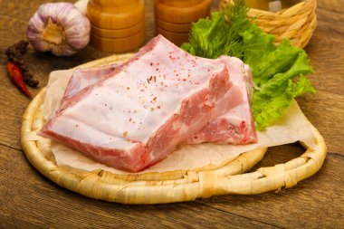 Çiğ domuz pirzolası pişmeye hazır. Baharatlı.